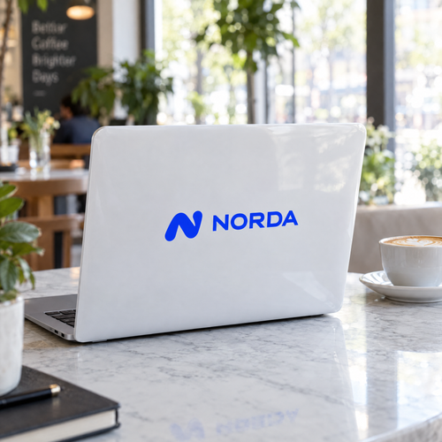 BackBrand Hardcase mit blauem Logo auf weißem Hintergrund im Café (Darstellung)