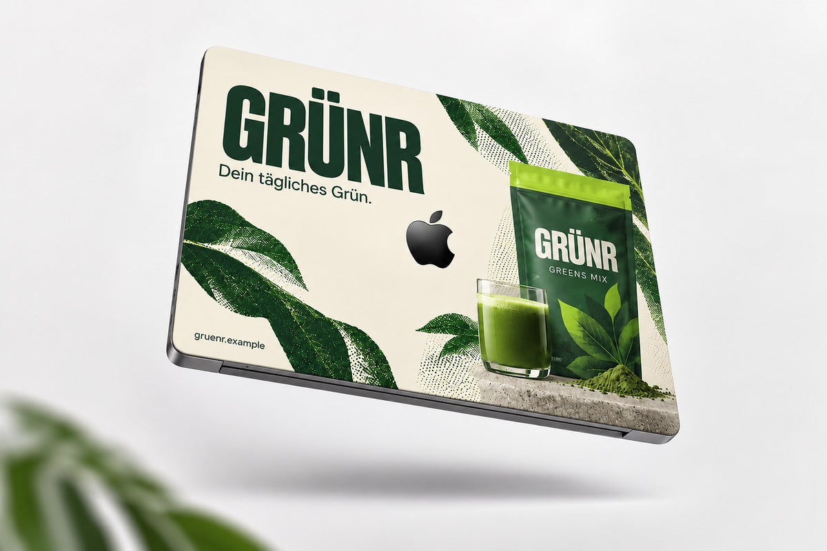 MacBook-Skin mit gruenem Marken-Design, Logo, Slogan und Domain auf der Rueckseite. AI-generiertes Bild.