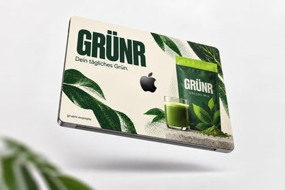 MacBook-Skin mit gruenem Marken-Design, Logo, Slogan und Domain auf der Rueckseite. AI-generiertes Bild.